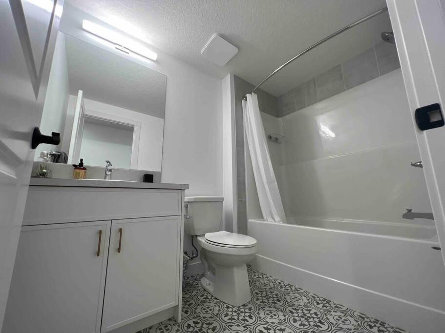 Newly Built 2 Bedroom Suite With Free Parking - Close To Banff National Park, YYC Kültér fotó
