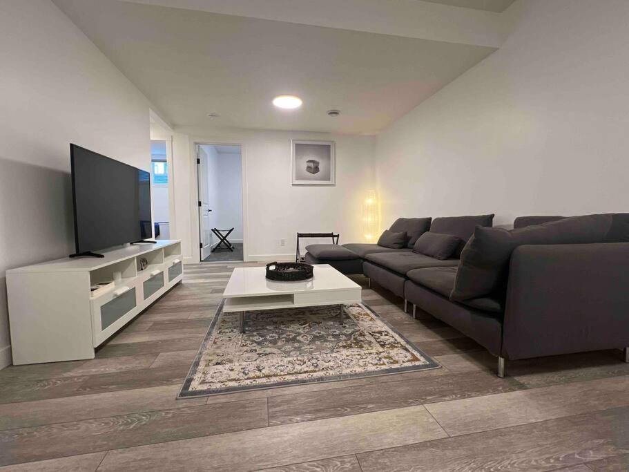 Newly Built 2 Bedroom Suite With Free Parking - Close To Banff National Park, YYC Kültér fotó