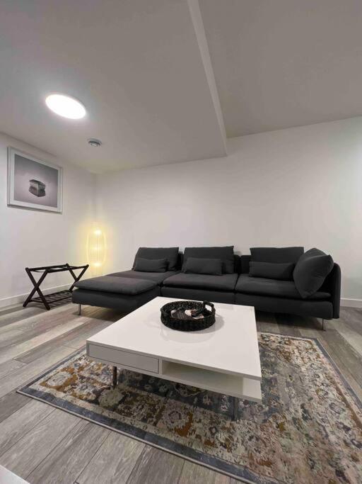 Newly Built 2 Bedroom Suite With Free Parking - Close To Banff National Park, YYC Kültér fotó